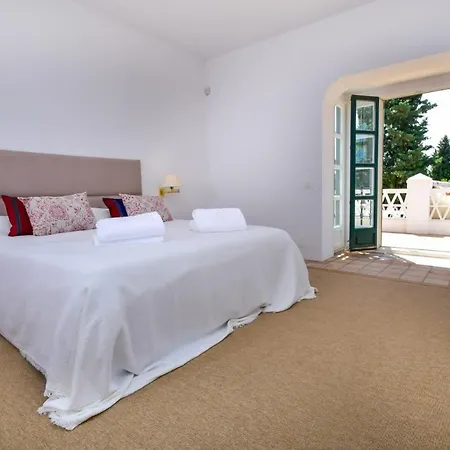 Villa Spacious Andalusian-inspired With Scenic Views *