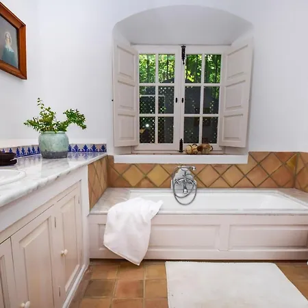 Villa Spacious Andalusian-inspired With Scenic Views *