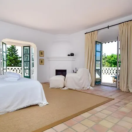 Spacious Andalusian-inspired With Scenic Views Marbella